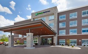 Holiday Inn Express & Suites - Airport - South By Ihg  3*